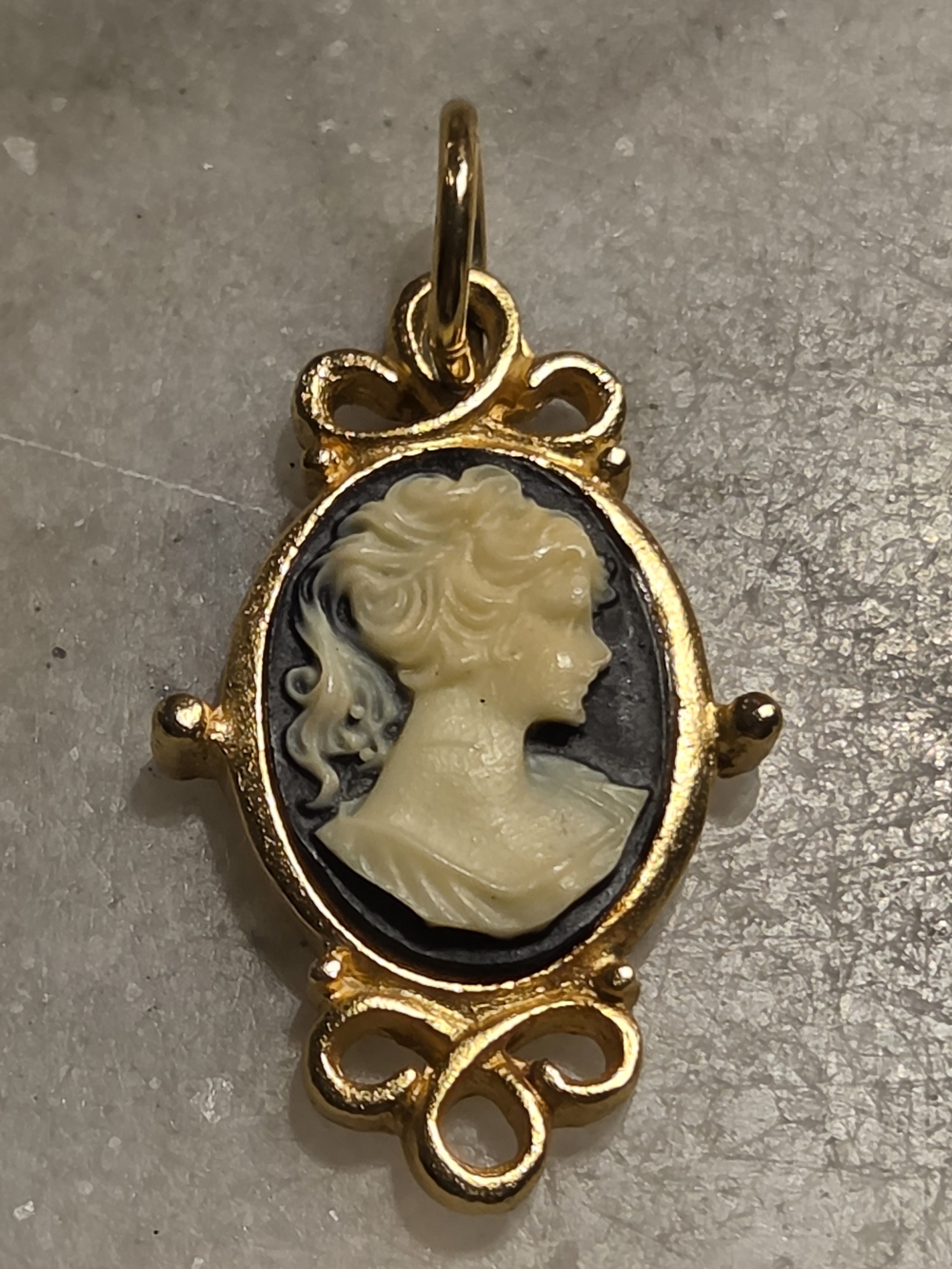 Vintage Fancy Ribbon-Design Gold Tone Cameo Pendant Charm